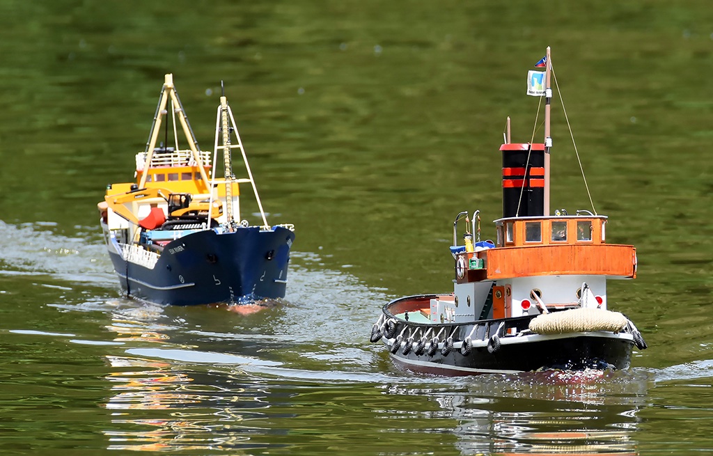 Remorqueur à vapeur de Raphaël suivi par le caboteurEsk River de Valery .jpg