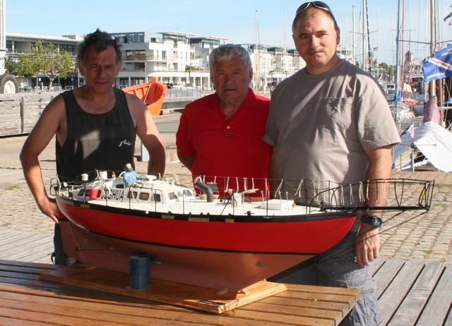 A gauche Olivier le nouveau propriétaire de JOSHUA, au milieu Jacques HILKEN ancien responsable de JOSHUA et à droite Bibi.