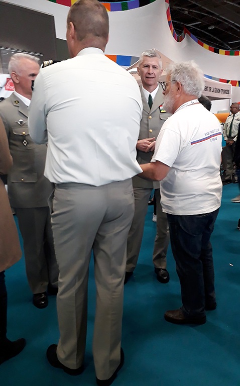 Serge s'entretenant avec le général et un colonel de la légion étrangère.jpg